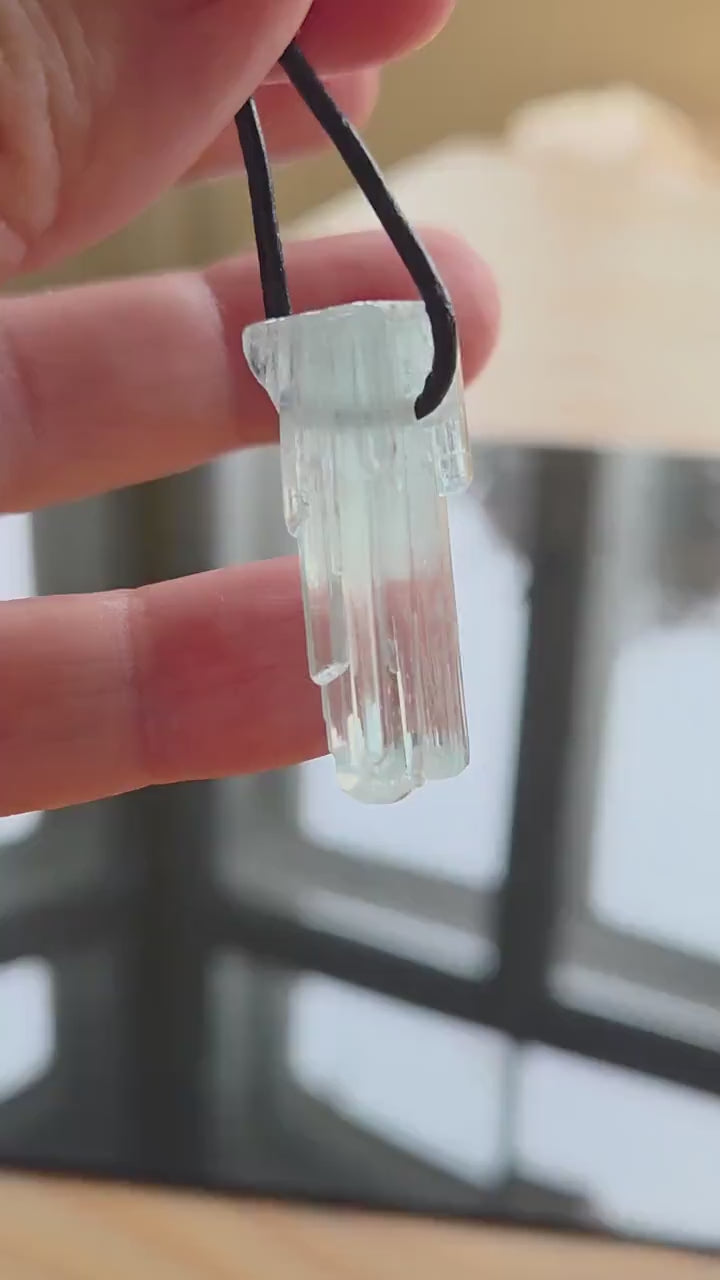 Atemberaubender Aquamarin Anhänger Rohstein Mehrfach Stäbchen ,  Anhänger 33 x 13 x 12 mm, gebohrt, an verstellbarem Lederband