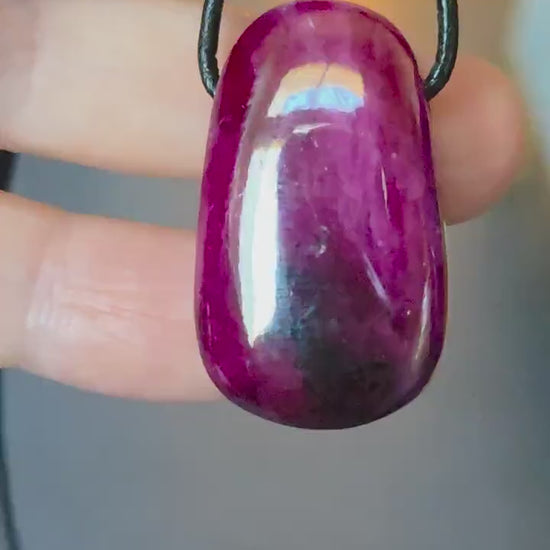 Magischer Rubin Kristall Vollstein Anhänger,  34 x 19 x 10 mm, gebohrt, an verstellbarem Lederband