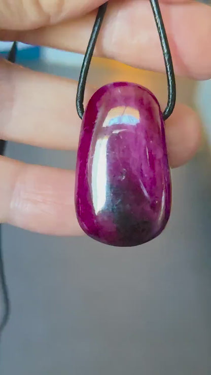 Magischer Rubin Kristall Vollstein Anhänger,  34 x 19 x 10 mm, gebohrt, an verstellbarem Lederband