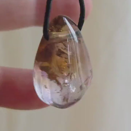 Ametrin Anhänger Amethyst mit Citrin,  30 x 21 x 12 mm, gebohrt,  am Lederband, selten geworden!