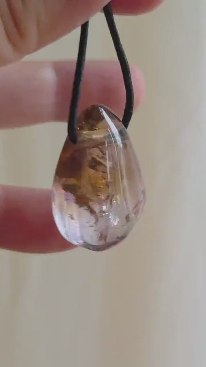 Ametrin Anhänger Amethyst mit Citrin,  30 x 21 x 12 mm, gebohrt,  am Lederband, selten geworden!