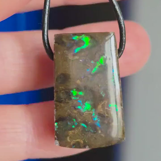 Seltener Ammolit Opal Anhänger blau grün, aus  Alberta Kanada, 28 x 17 x 9 mm, gebohrt, an verstellbarem Lederband