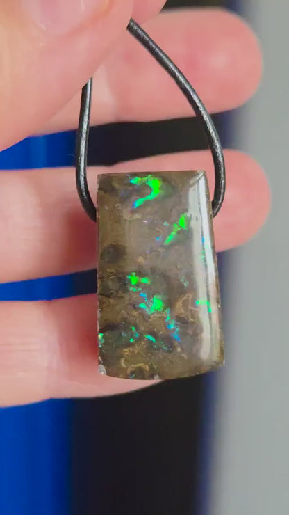 Seltener Ammolit Opal Anhänger blau grün, aus  Alberta Kanada, 28 x 17 x 9 mm, gebohrt, an verstellbarem Lederband