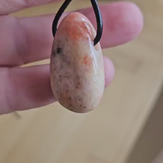 Sonnenstein Anhänger, 30 x 18 x 9 mm, gebohrt,  an verstellbarem Lederband