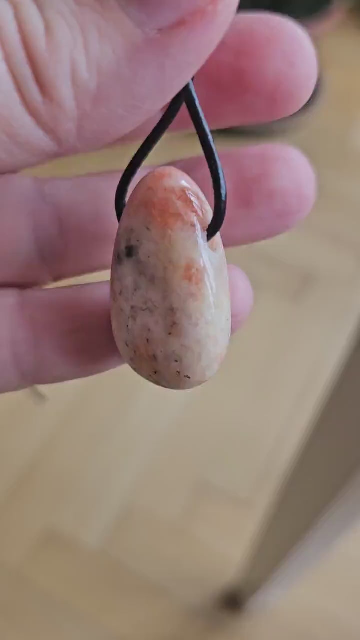 Sonnenstein Anhänger, 30 x 18 x 9 mm, gebohrt,  an verstellbarem Lederband