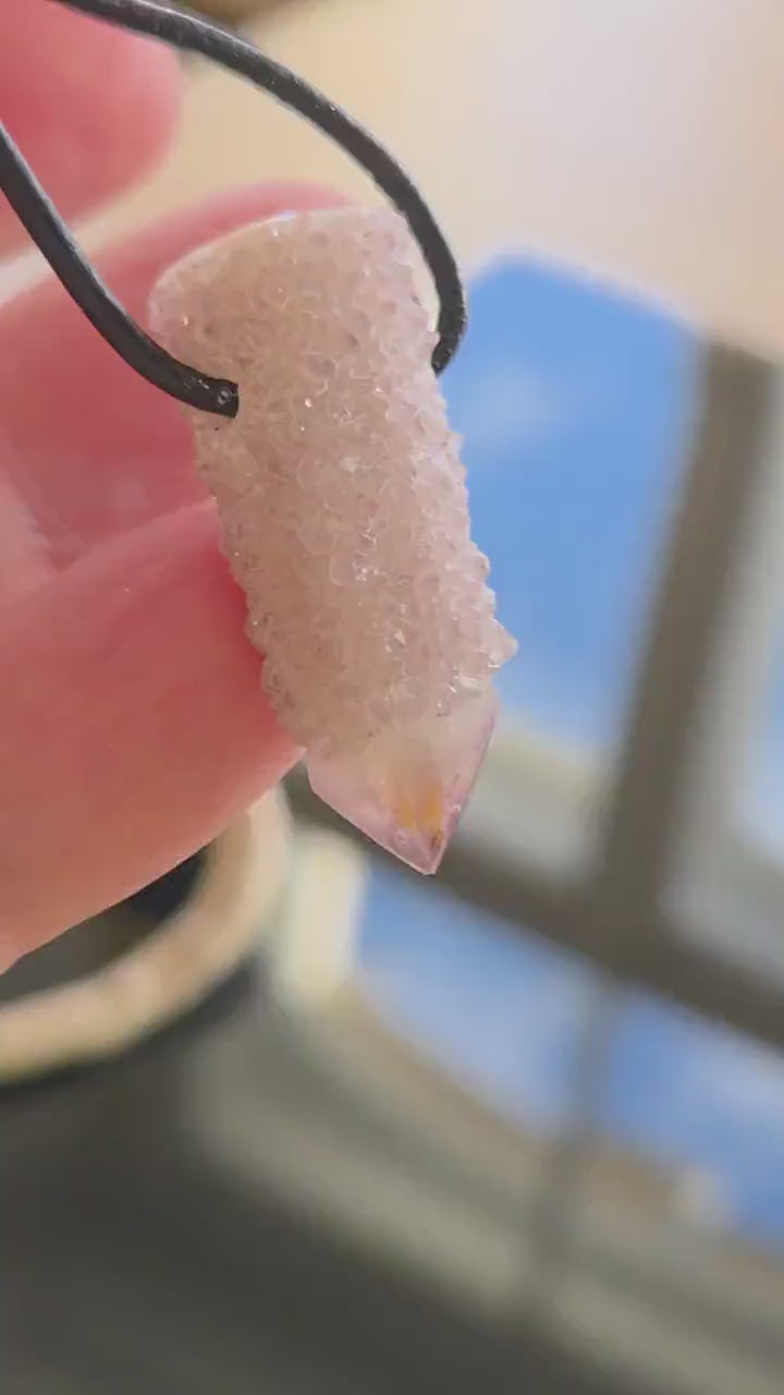 Spirit Quarz Kaktus Quarz Kristall Spitze Anhänger, 30 x 14 x 12 mm, gebohrt,  an verstellbarem Lederband