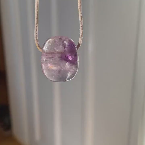 Fluorit weiß, lila, blau, Anhänger,  27 x 21 x 9 mm, gebohrt,  am Lederband, Regenbogenfluorit, Feenstein