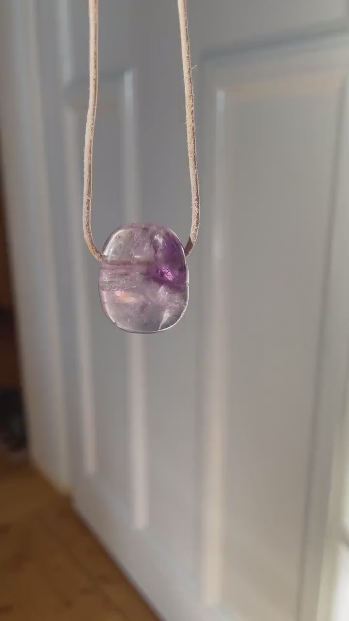 Fluorit weiß, lila, blau, Anhänger,  27 x 21 x 9 mm, gebohrt,  am Lederband, Regenbogenfluorit, Feenstein