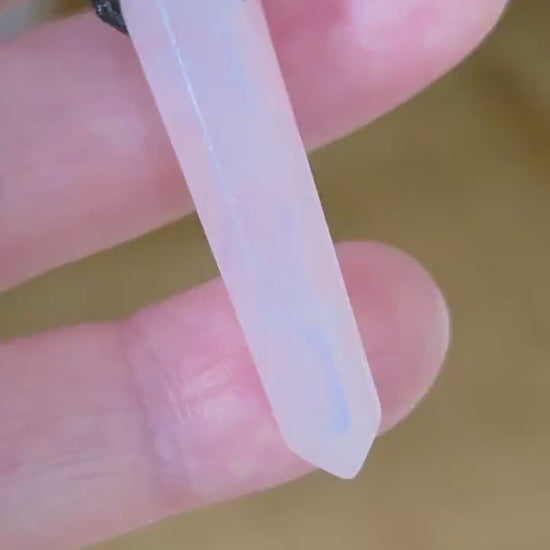 Rosenquarz Doppelspitze, Anhänger,  Pendel, 38 x 8 x 8 mm, an verstellbarem Lederband