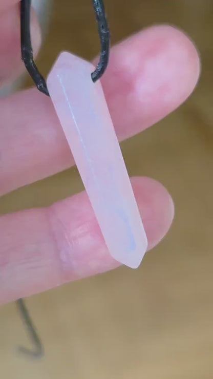 Rosenquarz Doppelspitze, Anhänger,  Pendel, 38 x 8 x 8 mm, an verstellbarem Lederband