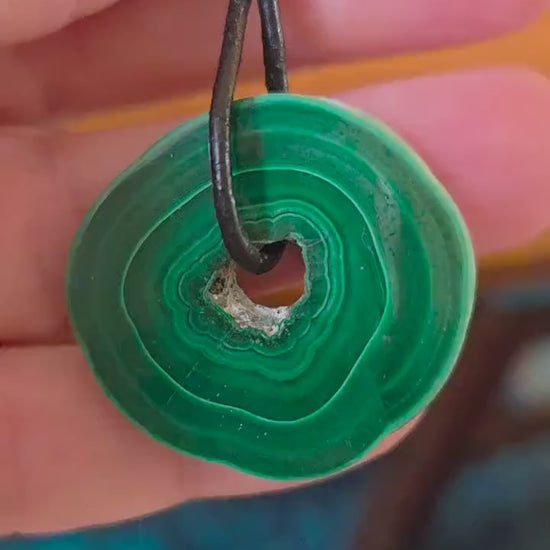 Natürlicher Malachit Donut Anhänger, aus Malachit Stalaktit Knolle, 30 x 30 x 5 mm, an verstellbarem Lederband