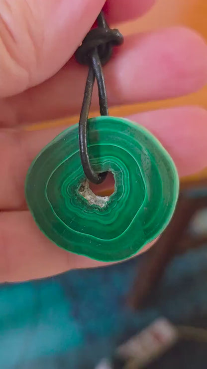 Natürlicher Malachit Donut Anhänger, aus Malachit Stalaktit Knolle, 30 x 30 x 5 mm, an verstellbarem Lederband