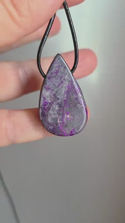 Hübscher Sugilith Anhänger tropfenförmig, 34 x 19 x 6 mm, gebohrt, an verstellbarem Lederband