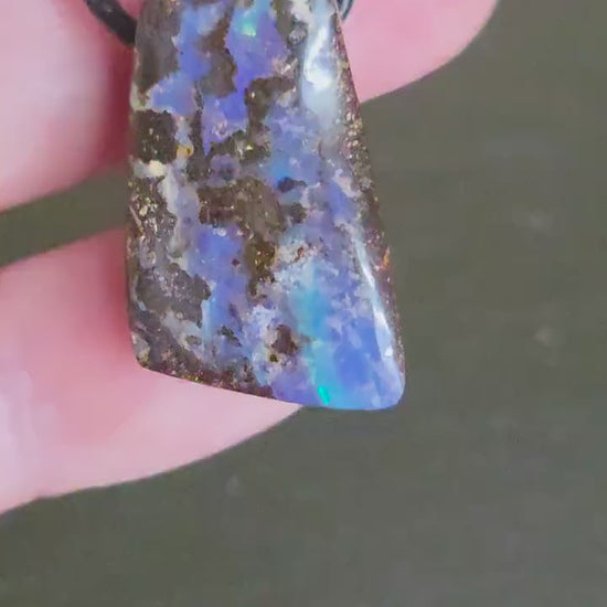 Boulder Opal, Boulderopal Anhänger, "Atlantis Miracle", 28 x 16 x 10 mm, gebohrt, an verstellbarem Lederband