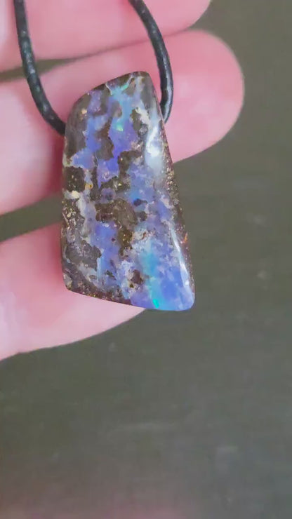 Boulder Opal, Boulderopal Anhänger, "Atlantis Miracle", 28 x 16 x 10 mm, gebohrt, an verstellbarem Lederband