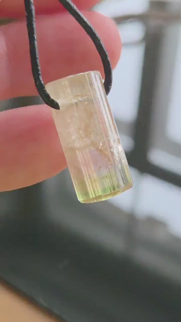 Turmalin tricolor rosa grün weiß Kristall Stäbchen Anhänger, 23 x 11 x 9 mm, gebohrt, an verstellbarem Lederband, 4,24 g.,22,20.ct.