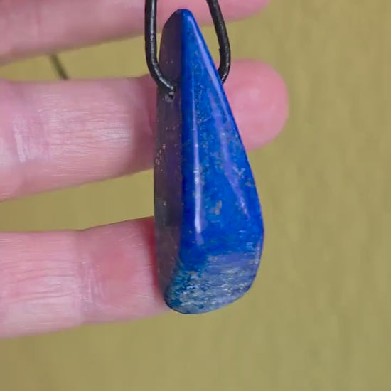 Lapislazuli Anhänger, Stein der Engel, 43 x 15 x 9 mm, gebohrt, an verstellbarem Lederband