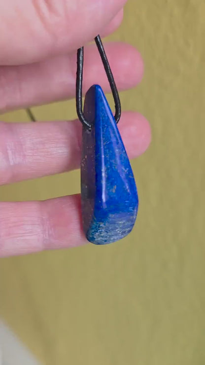 Lapislazuli Anhänger, Stein der Engel, 43 x 15 x 9 mm, gebohrt, an verstellbarem Lederband