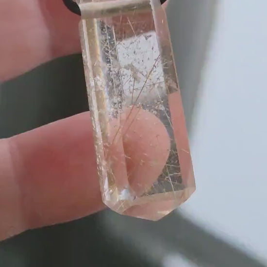 Wunderschön und selten Rauchquarz mit  Rutil Kristall Spitze  Goldrutilquarz Anhänger,  38 x 11 x 9 mm, gebohrt, an verstellbarem Lederband