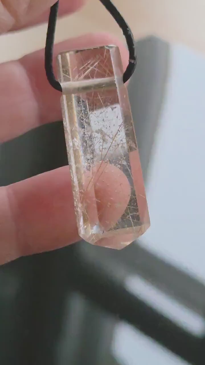 Wunderschön und selten Rauchquarz mit  Rutil Kristall Spitze  Goldrutilquarz Anhänger,  38 x 11 x 9 mm, gebohrt, an verstellbarem Lederband