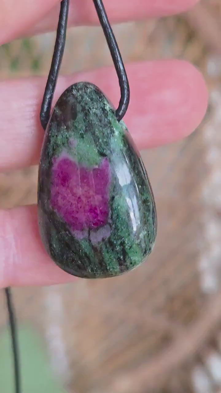 Magischer Rubin in Zoisit,  Anhänger,  33 x 21 x 10 mm, gebohrt, an verstellbarem Lederband