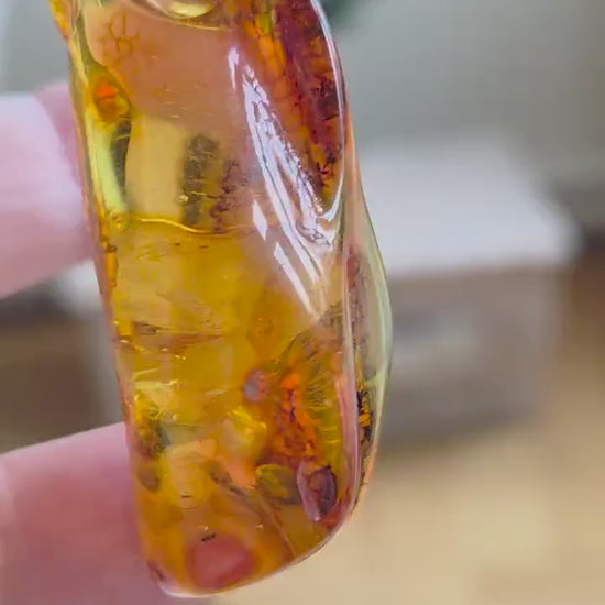 Traumhafter baltischer Bernstein Anhänger, mit Einschlüssen,  Amulett, Amber pendant,  54 x 26 x 16 mm, an verstellbarem Lederband