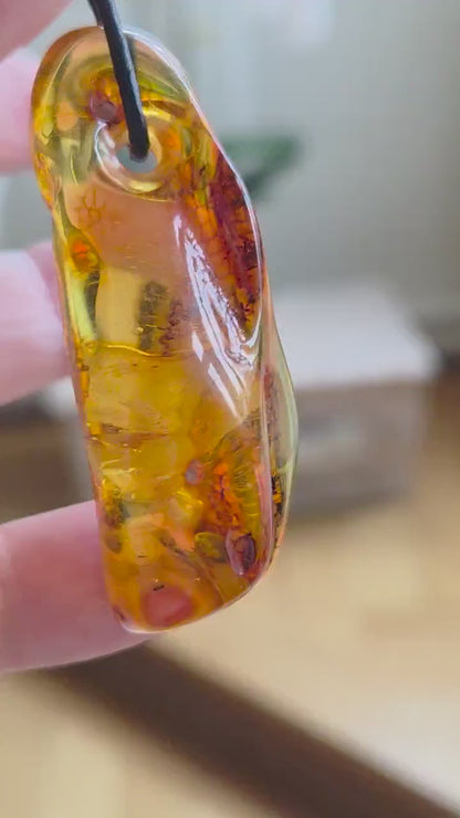 Traumhafter baltischer Bernstein Anhänger, mit Einschlüssen,  Amulett, Amber pendant,  54 x 26 x 16 mm, an verstellbarem Lederband