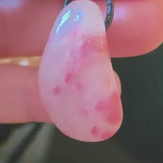 Rhodonit in Quarz Anhänger, 32 x 18 x 16 mm, gebohrt, an verstellbarem Lederband