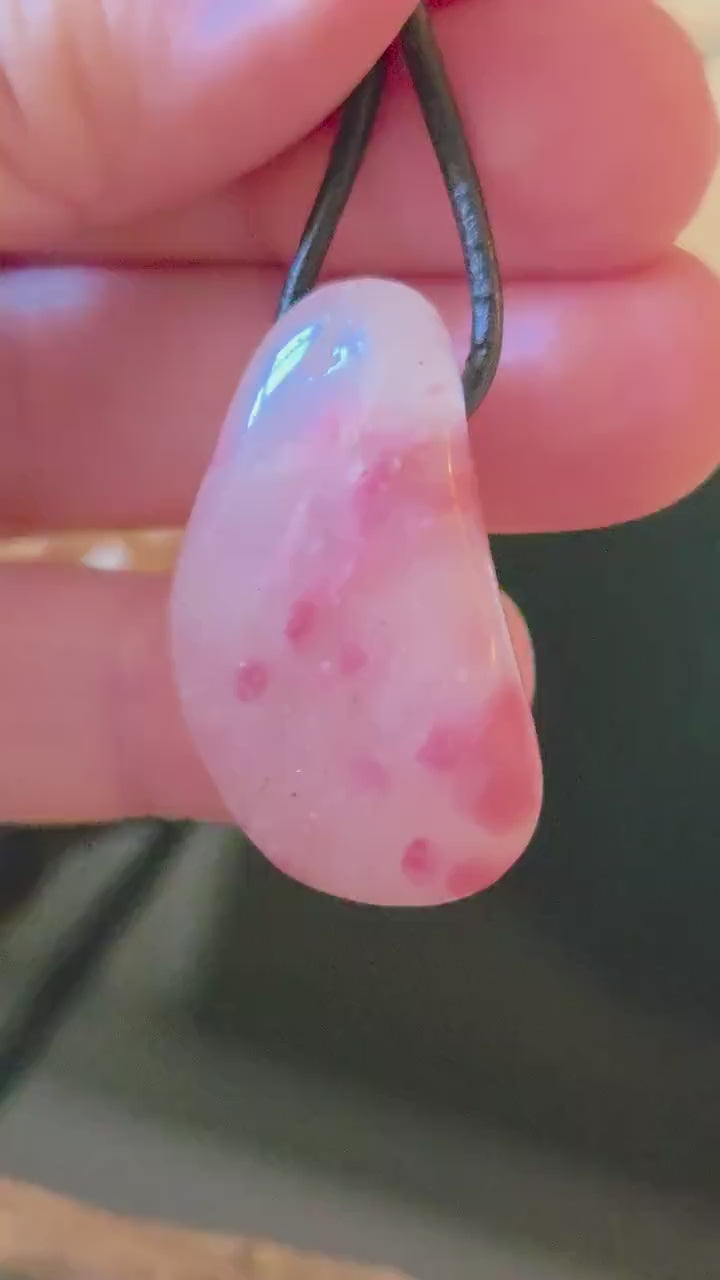 Rhodonit in Quarz Anhänger, 32 x 18 x 16 mm, gebohrt, an verstellbarem Lederband