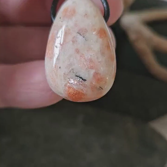 Sonnenstein Anhänger, 30 x 18 x 9 mm, gebohrt,  an verstellbarem Lederband