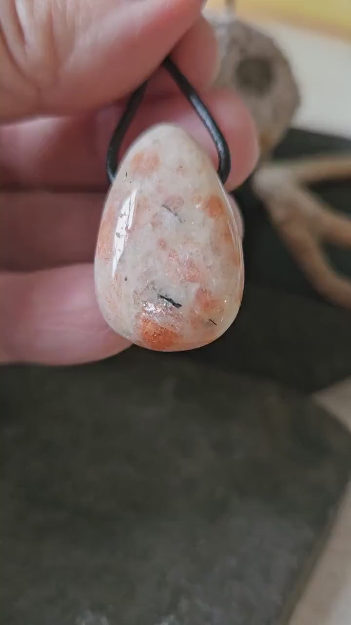 Sonnenstein Anhänger, 30 x 18 x 9 mm, gebohrt,  an verstellbarem Lederband