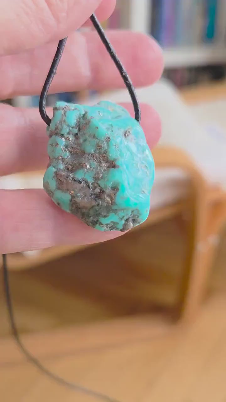 Wundervoller großer Türkis Anhänger, 35 x 27 x 12 mm, gebohrt, an verstellbarem Lederband