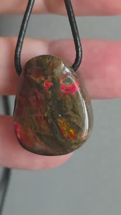Geheimnisvoller Ammolit Opal Anhänger aus Alberta Kanada,  25 x 21 x 10 mm, gebohrt, an verstellbarem Lederband
