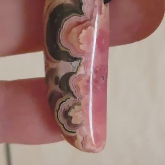 Traumhafter Rhodochrosit Anhänger, 39 x 15 x 8 mm, gebohrt, an verstellbarem Lederband