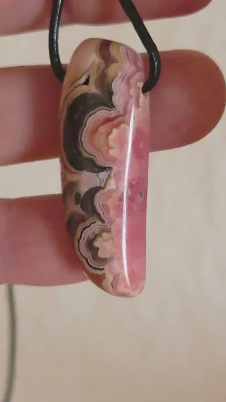 Traumhafter Rhodochrosit Anhänger, 39 x 15 x 8 mm, gebohrt, an verstellbarem Lederband