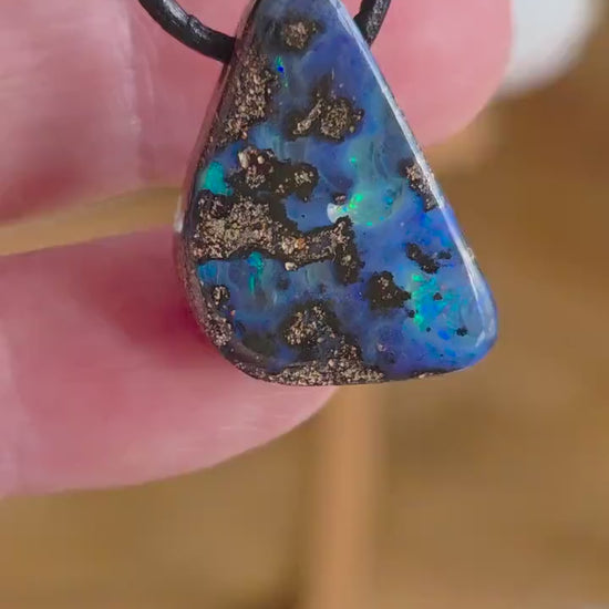 Kleiner blauer Boulder Opal Anhänger," Little Waterworld", 24 x 18 x 7 mm, gebohrt, an verstellbarem Lederband
