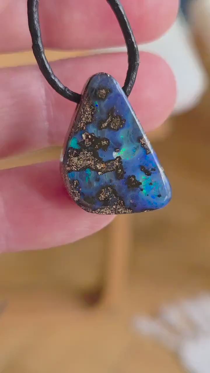 Kleiner blauer Boulder Opal Anhänger," Little Waterworld", 24 x 18 x 7 mm, gebohrt, an verstellbarem Lederband