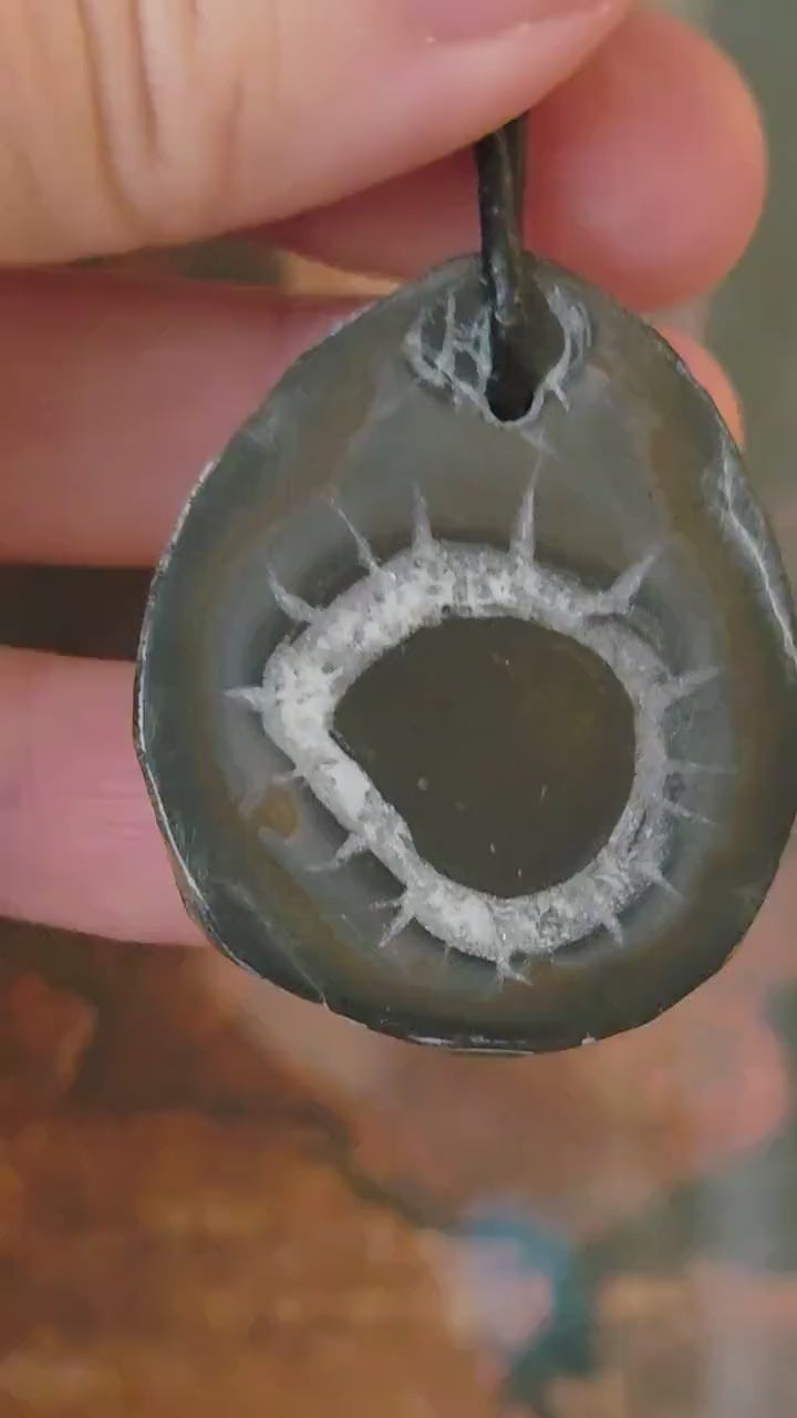 Seltener Septarie Stein, Drachen Stein, Drachenei, Fossil fossiler  Schmuck Anhänger, 39 x 32 x 11 mm, gebohrt, an verstellbarem Lederband