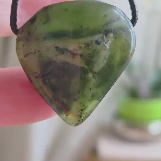 Magischer Vesuvianit Idokras Anhänger, 31 x 28 x 8 mm, gebohrt,  an verstellbarem Lederband