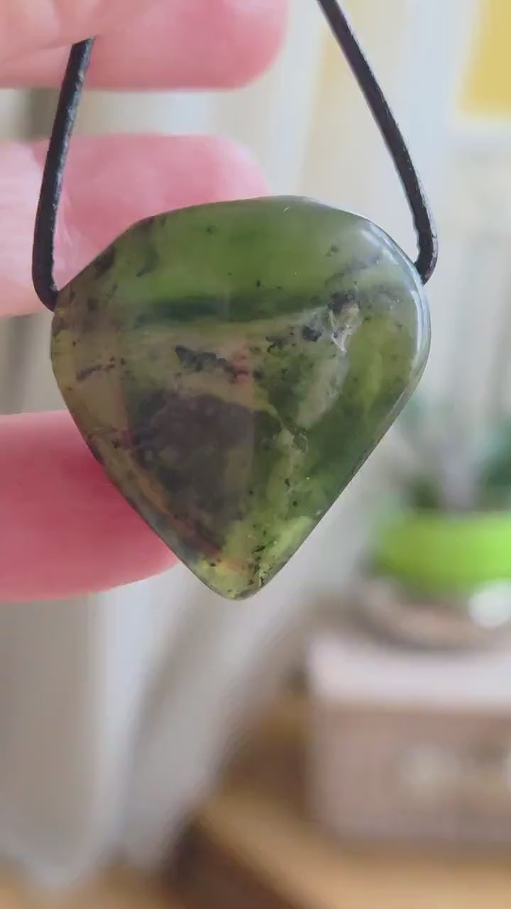 Magischer Vesuvianit Idokras Anhänger, 31 x 28 x 8 mm, gebohrt,  an verstellbarem Lederband