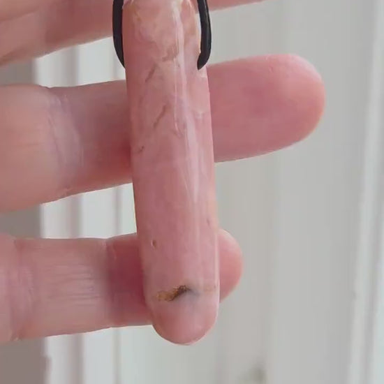 Opal aus Peru rosa Andenopal Anhänger, 53 x 12 x 11 mm, gebohrt,  an verstellbarem Lederband, rosa Opal,  pink Opal Peru