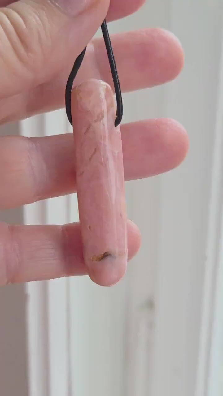 Opal aus Peru rosa Andenopal Anhänger, 53 x 12 x 11 mm, gebohrt,  an verstellbarem Lederband, rosa Opal,  pink Opal Peru
