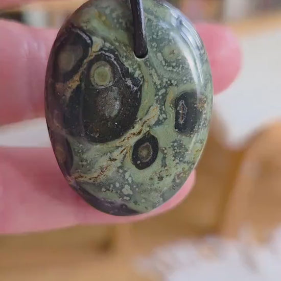 Eldarit  Andromedanebel Stein Anhänger, 35 x 28 x 8 mm, gebohrt, an verstellbarem Lederband