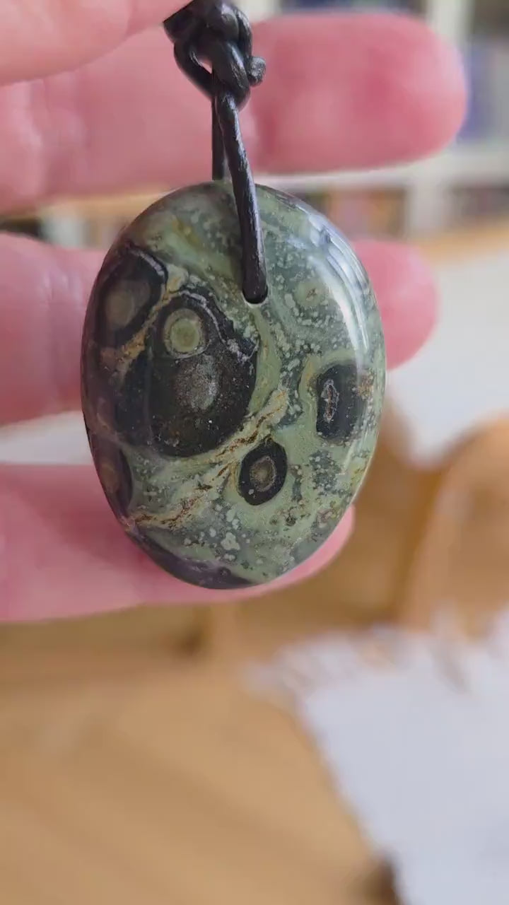 Eldarit  Andromedanebel Stein Anhänger, 35 x 28 x 8 mm, gebohrt, an verstellbarem Lederband