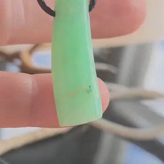 Außergewöhnlicher Chrysopras  Anhänger, 40 x 12 x 10 mm, gebohrt,  an verstellbarem Lederband