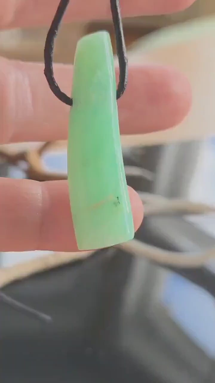 Außergewöhnlicher Chrysopras  Anhänger, 40 x 12 x 10 mm, gebohrt,  an verstellbarem Lederband