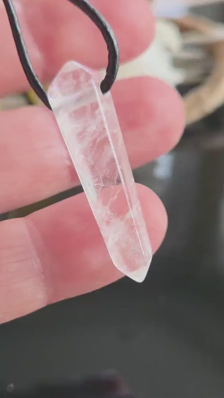 Bergkristall Spitze Doppelspitze Anhänger, 35 x 9 x 9 mm, gebohrt,  an verstellbarem Lederband