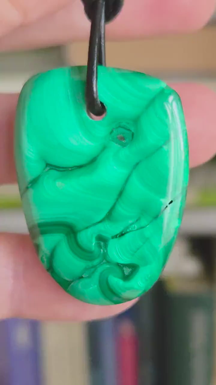 Malachit Anhänger, gebohrt, am Lederband, 38 x 27 x 5 mm, gebohrt,  an verstellbarem Lederband