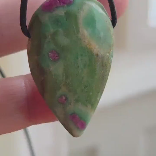 Rubin in Fuchsit Anhänger, tropfenförmig,  38 x 23 x 8 mm, gebohrt, an verstellbarem Lederband