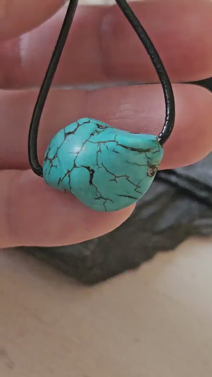 Arizona Türkis, kleiner Nugget Anhänger, 17 x 22 x 9 mm, gebohrt, an verstellbarem Lederband